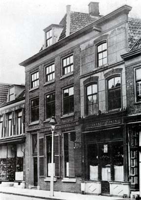 Winkel en woonhuis der firma Vermande en Zonen aan het Grote Noord te Hoorn