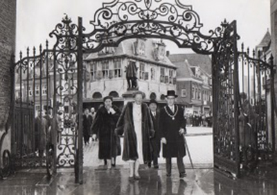 Burgemeester Canneman bezoekt met Koningin Juliana het Westfries Museum in 1958