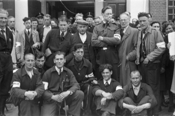 Bart de Haan als lid van de KP in Hoorn, mei 1945