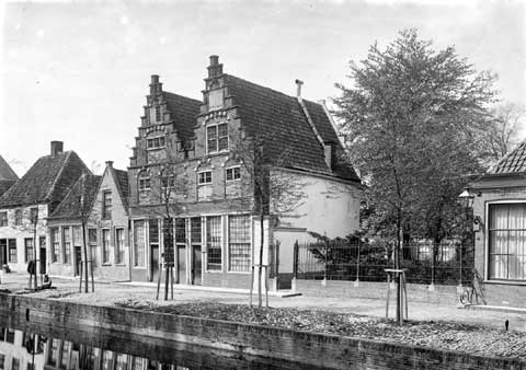 Straatzijde van het Claas Stapelshofje aan het Munnickenveld, ca. 1930.