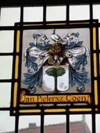 Het glas-in-loodpaneel met wapenschild van Jan Pietersz. Coen.