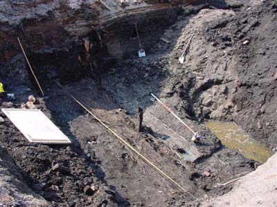 Resten van de zijwand van een middeleeuws huis, bestaande uit vlechtwerk, op vier meter diepte aangetroffen bij een opgraving op de Rode Steen in april 2004 (foto L. Bonte).