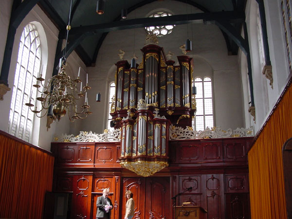 Orgel met orgelwand