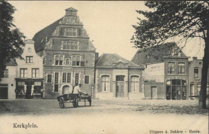 Rechts naast de Boterhal het gebouwtje van de Eerste burgerschool voor meisjes