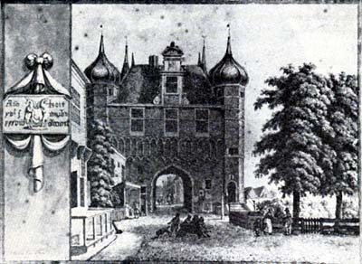 J. F. Gardner. Oude Oosterpoort te Hoorn van de Westzijde met afbeelding van de gevelsteen. 1820.