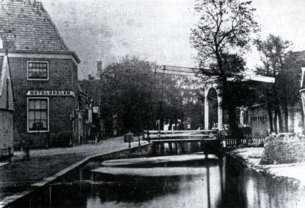 De kruising Turfhaven-Achterstraat vóór de demping. (Afbeelding bladzijde 142)
