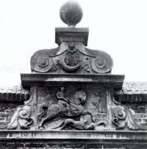 Het reliëf op het poortje aan de vest in Hoorn
