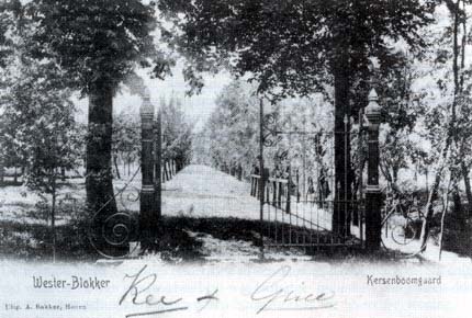 Een fraai hek gaf toegang tot de 'Kersenboomgaard'.